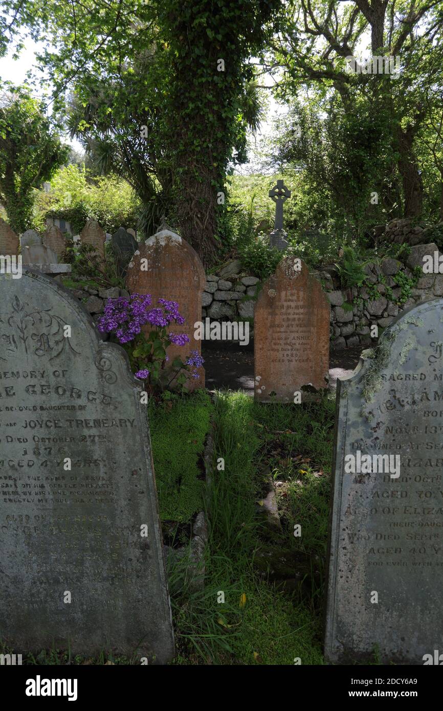 Grabsteine auf dem Friedhof der St. Mary`s Old Town Church auf den Isles of Scilly in Cornwall, England. Stockfoto